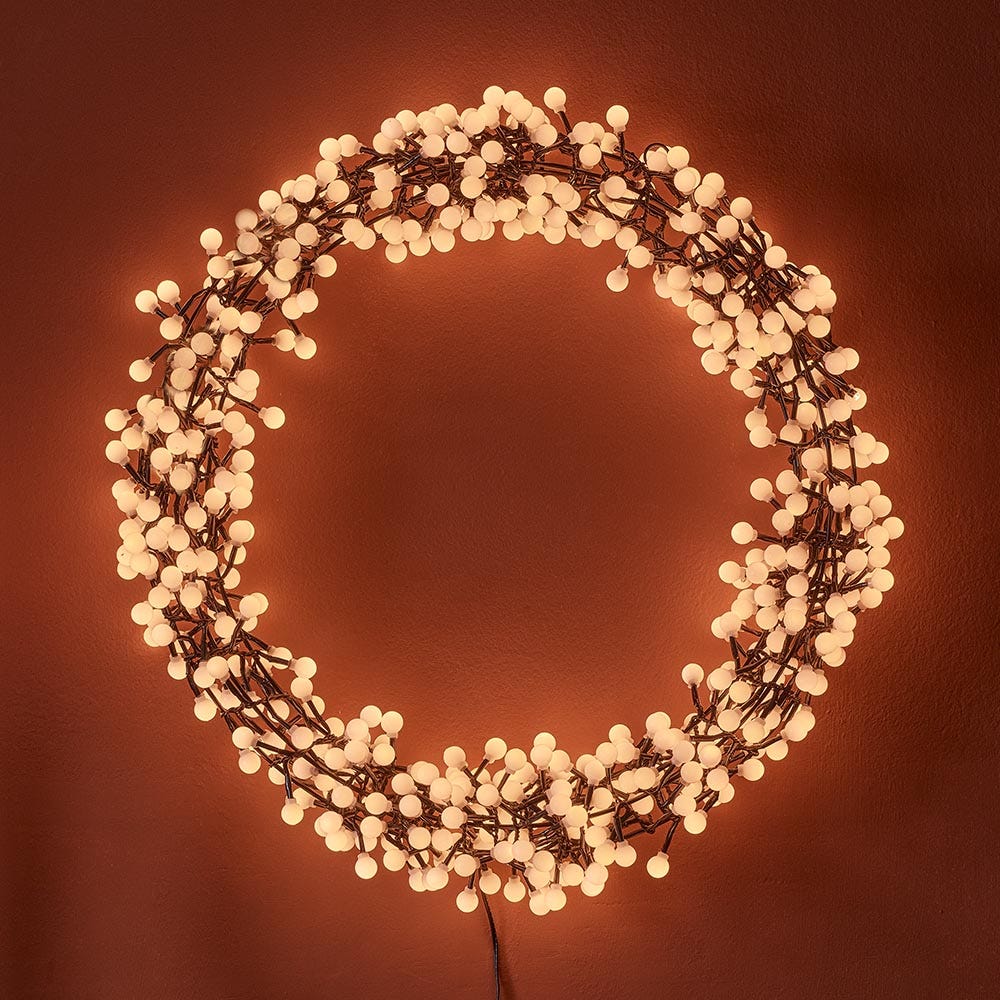45CM WARM WHITE BERRY WREATH 550 LEDS