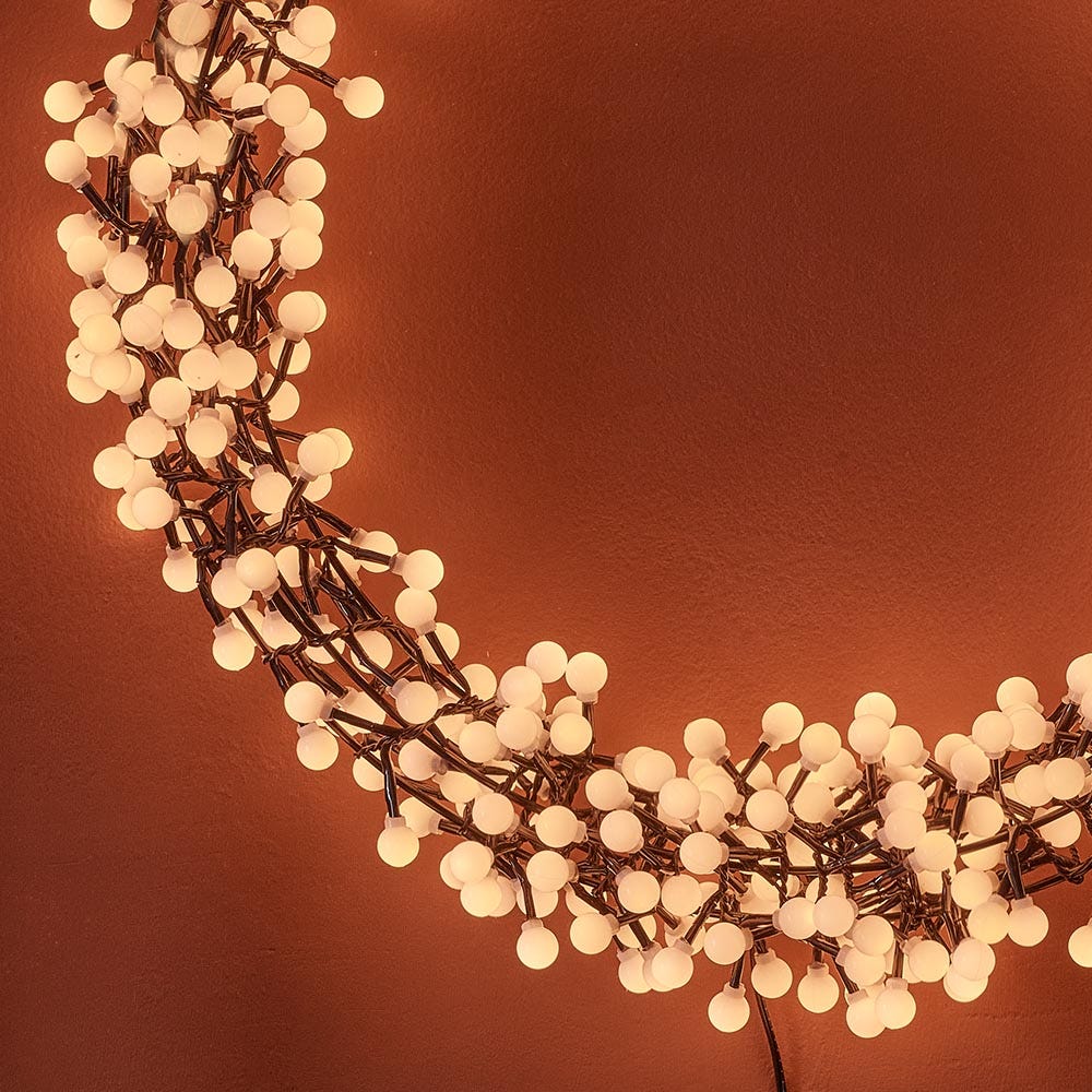 45CM WARM WHITE BERRY WREATH 550 LEDS