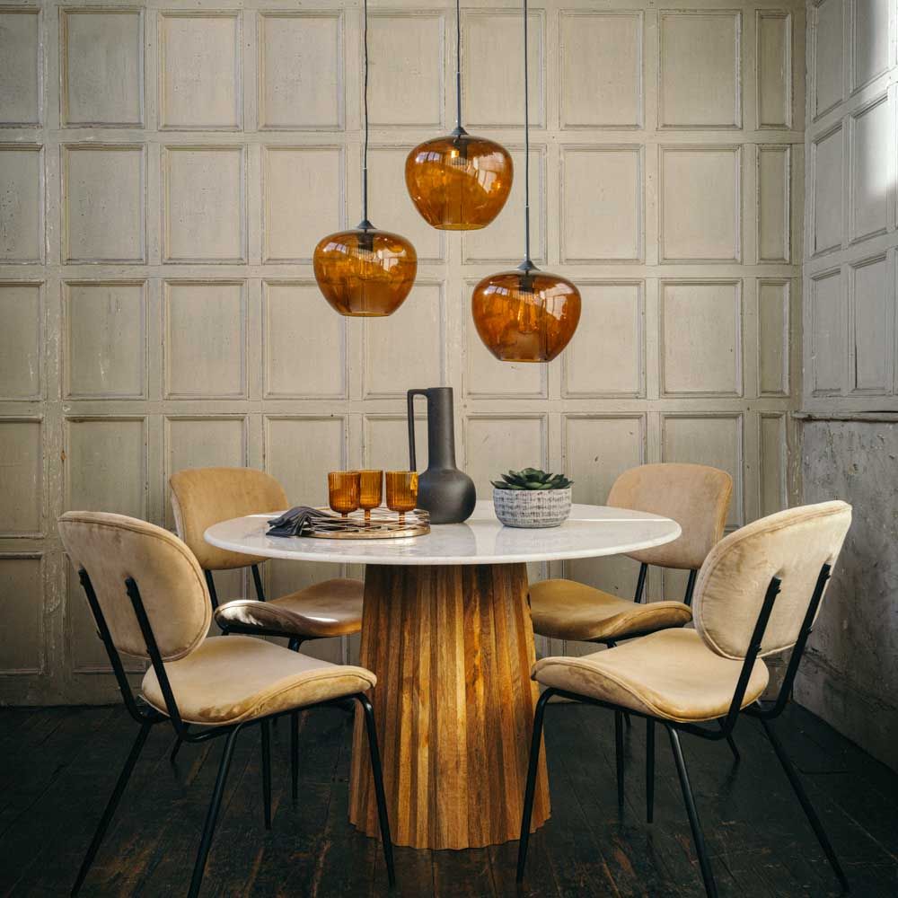Round dining table 2025 pendant light